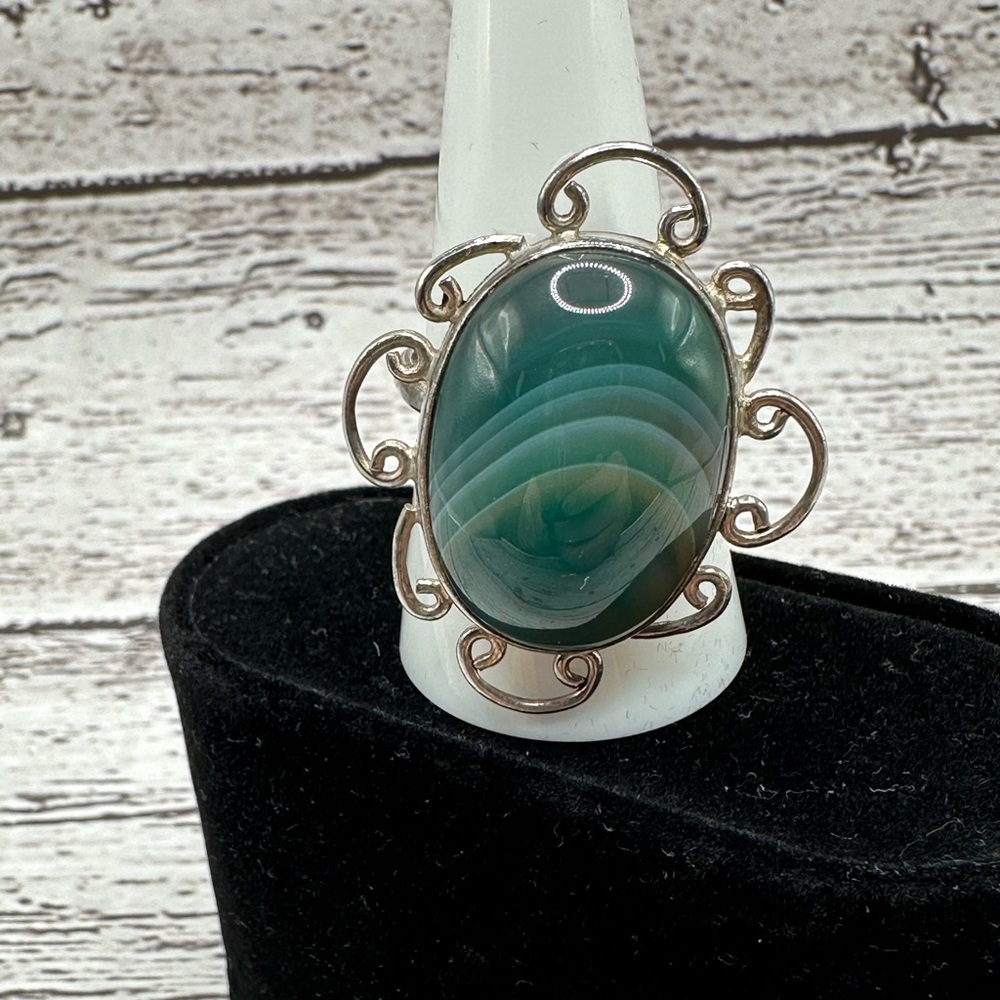 Elegant Green Swirl Silver Ring